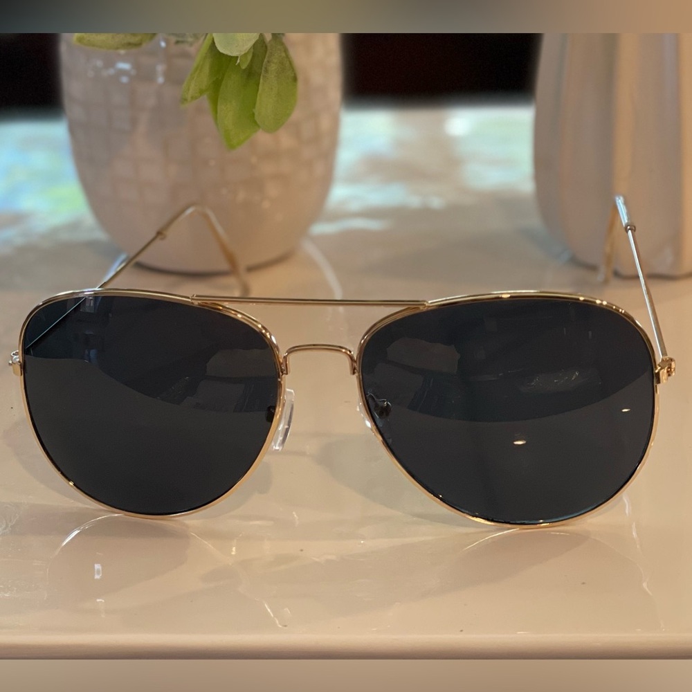 Stylish Gold and Black Aviator Sunglasses